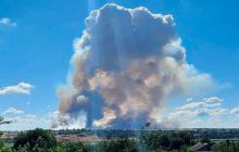 Біля Херсона палає склад боєприпасів РФ: окупанти метушаться та пакують торби (фото)