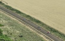 Жители Херсонской области пешком через поля под обстрелами убегают от войны (видео)