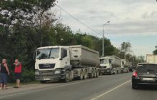 Продовжують красти: у Криму помітили колону вантажівок з українським зерном (фото)