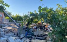 Оккупанты "гатили" по Никополю из РСЗО: выпустили более 60 снарядов, ранило женщину (фото)