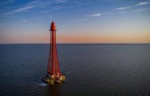 Мешканці Херсонщини повідомляють, що росіяни влучили ракетами в найвищий маяк України