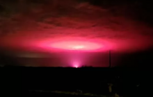 Рожеве світіння в небі налякало жителів австралійського міста: в чому його причина