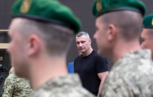 "Посилюємо технічну оснащеність наших захисників" - Кличко вручив прикордонникам ключі від 35 мікроавтобусів Volkswagen T5