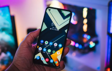 На фото показали, как самый компактный Android-флагман 2022 выглядит вживую
