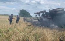 На Харьковщине на противотанковой мине подорвался комбайн, пострадал комбайнер (фото)