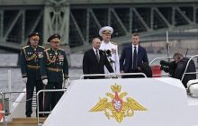 Російський військовий прийшов на парад до Путіна з бретелькою від ліфчика на голові (фото)