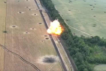 Горит-пылает: в сети показали феерический подрыв российского танка на востоке (видео)