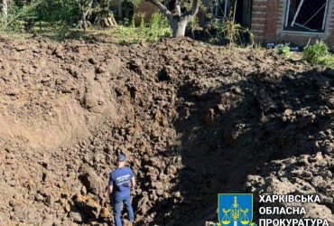 Воронка в шість метрів: поліція показала фото з місця ракетного удару по Харкову