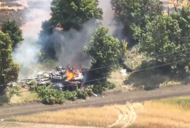 Українські захисники знищили черговий танк російських окупантів на Донбасі (відео)