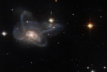 Хаббл обнаружил необычное слияние галактик в созвездии Ориона (фото)