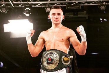 Соперник вылетел с ринга: украинский боксер одержал эффектную победу нокаутом (видео)