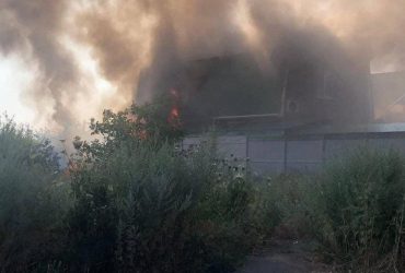 В российском Таганроге выгорел частный дом после падения беспилотника (фото, видео)