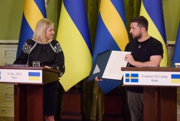 Премьер Швеции привезла Зеленскому особый подарок