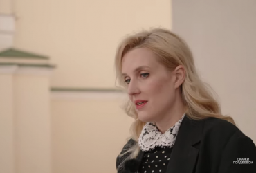 12-летнюю дочь российского режиссера затравили в школе за футболку Нет войне