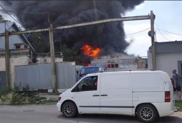 В Херсоне внезапно вспыхнули склады российских оккупантов: дым видно за километры (видео)