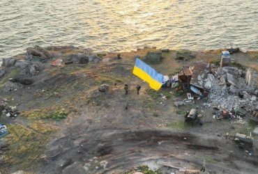 На прапорі України, встановленому на Зміїному, є послання російському кораблю (фото)