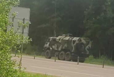 У Білорусі в бік України їде колона російських вантажівок із символікою V (фото)