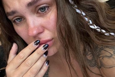 Заплаканная KAZKA рассказала, что оккупанты уничтожили ее школу в Харькове (видео)