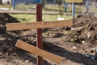 У Маріуполі окупанти поновили ексгумацію тіл із поховань у дворах багатоповерхівок