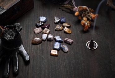 Хаос, сльози, руйнування: рунолог відповів, що чекає на Київ і всю Україну до кінця тижня