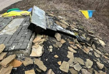 Окупанти знищили вже другий пам'ятник Героєві України Сліпаку (відео)