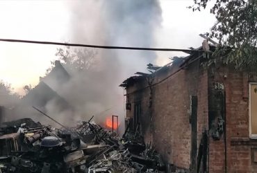 Российские оккупанты накрыли Бахмут зажигательными снарядами: вспыхнули пожары (видео)