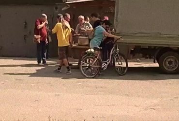 Оккупанты заставляют мариупольцев разбирать завалы за кашу и воду (видео)