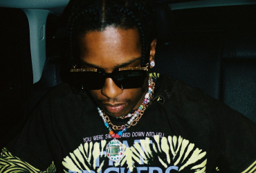 A$AP Rocky на концерті відкинув прапор України, але зібрав зі сцени жіночу білизну