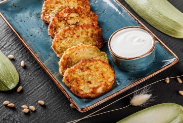 Как приготовить оладьи из кабачков без лишней мороки: кулинар поделился простым лайфхаком