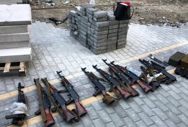 У Києві двоє ділків хотіли продати понад десяток автоматів Калашникова з патронами