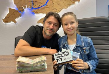 В Киеве 10-летняя девочка игрой в шашки собрала для ВСУ более 20 тысяч гривень (видео)