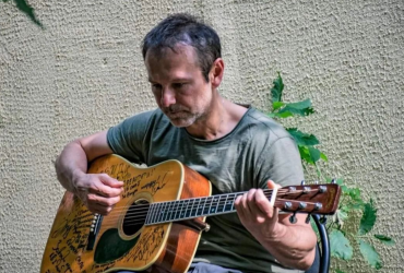 Вакарчук розповів про зустрічі з дітьми під час війни: Три місяці не бачив їх