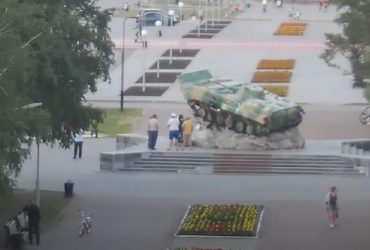 Исправил ошибку: в РФ мужчина превратил букву Z на мемориале в надпись AZOV (видео)