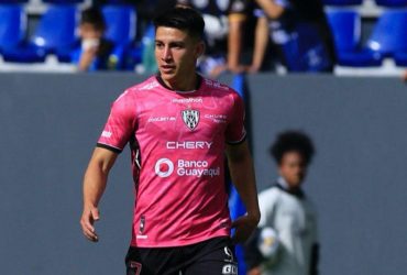 Новий рекорд: футболіст забив феноменальний гол з 70-ти метрів на 94-й хвилині гри (відео)