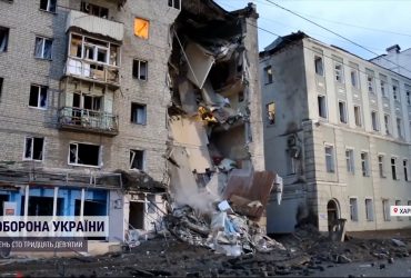 У Харкові розбирають завали багатоповерхівки, в яку росіяни поцілили "Іскандером"