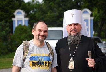 Богослов-снайпер распродает домашнюю библиотеку, чтобы собрать на стволы для побратимов (видео)