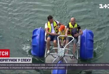 В Париже организовали пляжный отдых прямо посреди города