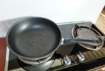 Как восстановить антипригарное покрытие сковороды: поможет простой трюк