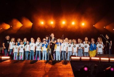 Британская группа Coldplay во время концерта спела с детским коллективом из Днепра (видео)