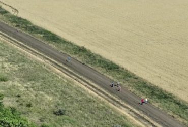 Жителі Херсонської області пішки через поля під обстрілами тікають від війни (відео)