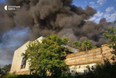 Ракетний удар по Одесі: у ЗСУ заявили про загрозу через масштабну пожежу (фото, відео)