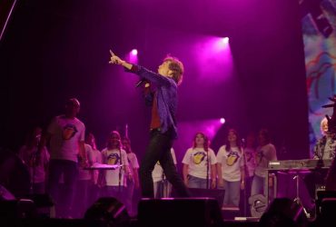 The Rolling Stones выступили на одной сцене с хористами из Киева (видео)