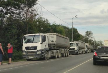 Продовжують красти: у Криму помітили колону вантажівок з українським зерном (фото)