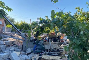 Окупанти гатили по Нікополю з РСЗВ: випустили понад 60 снарядів, поранено жінку (фото)