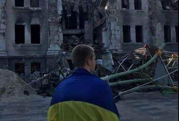 Сміливець вийшов на вулиці захопленого росіянами Маріуполя з прапором України (фото)