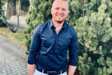 Український співак присвятив полякам нову пісню Поцілую (відео)