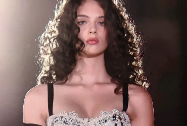 Дочь Моники Беллуччи упала с подиума прямо на показе (фото)