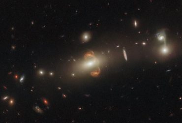 Телескоп Hubble показав галактику, яка спотворює простір та час