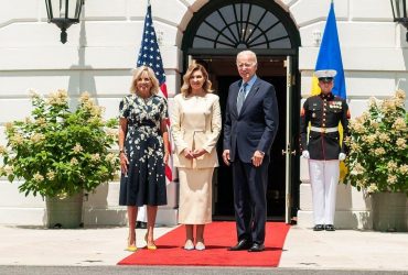 Елена Зеленская и Джилл Байден вышли в свет в сине-желтых образах