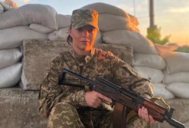 Змінила пуанти на берці: балерина зі зброєю в руках захищала Київ від окупантів (відео)